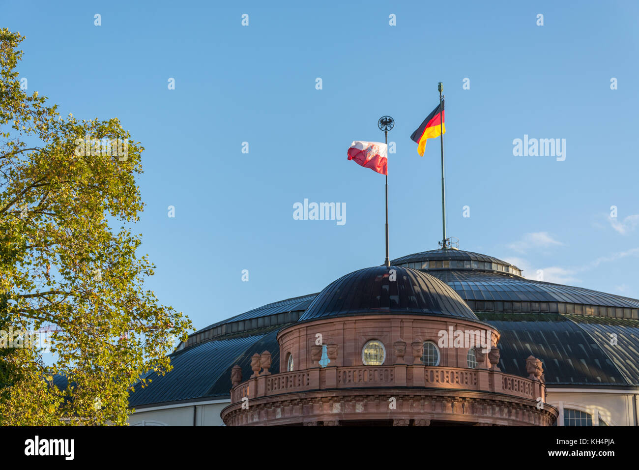 Frankfurt, Deutschland - 29. Oktober 2017: Die festhalle auf dem Messegelände in Frankfurt mit der deutschen und der Frankfurter Flagge und blauer Himmel Stockfoto