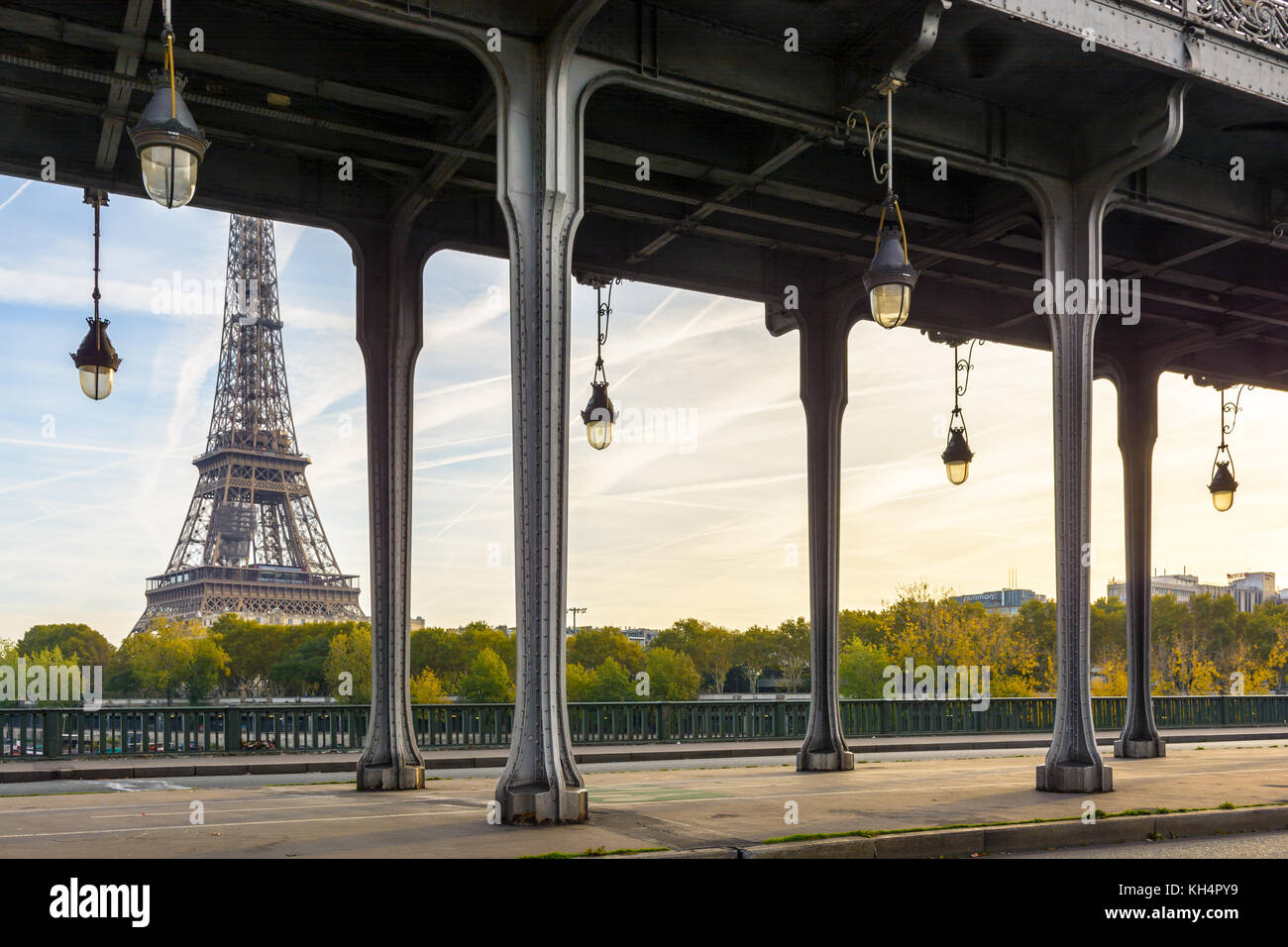 Der Eiffelturm vom Bir-Hakeim Brücke mit den Art-déco-Straßenlaternen und das Metall Säulen der u-bahn Track im Vordergrund gesehen. Stockfoto