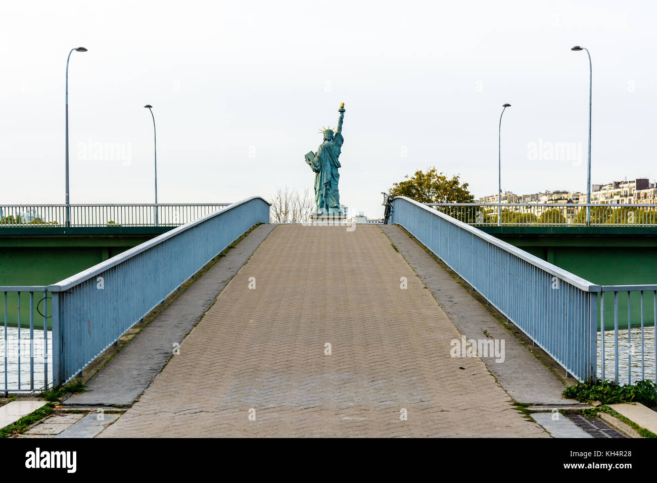Symmetrische Ansicht von hinter der Freiheitsstatue in Paris. Stockfoto
