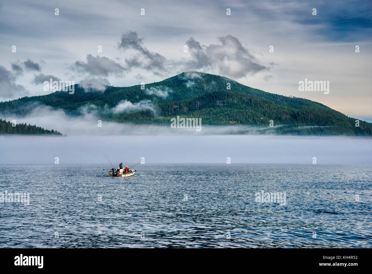 Fischerboot, nebligen Tag in der Johnstone Strait aus Vancouver Island, British Columbia, Kanada Stockfoto