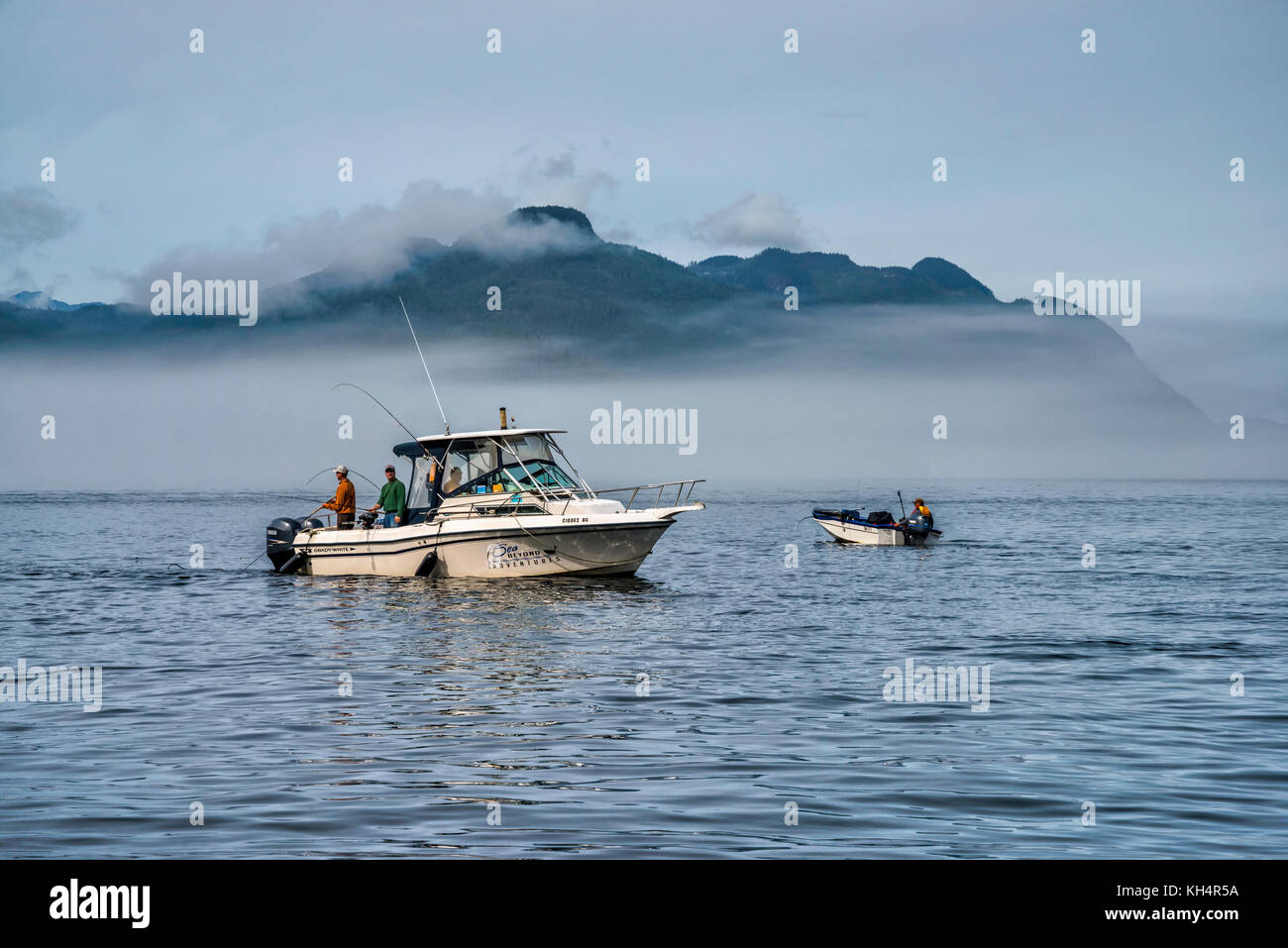 Angelboote/Fischerboote, nebligen Tag in der Johnstone Strait aus Vancouver Island, British Columbia, Kanada Stockfoto
