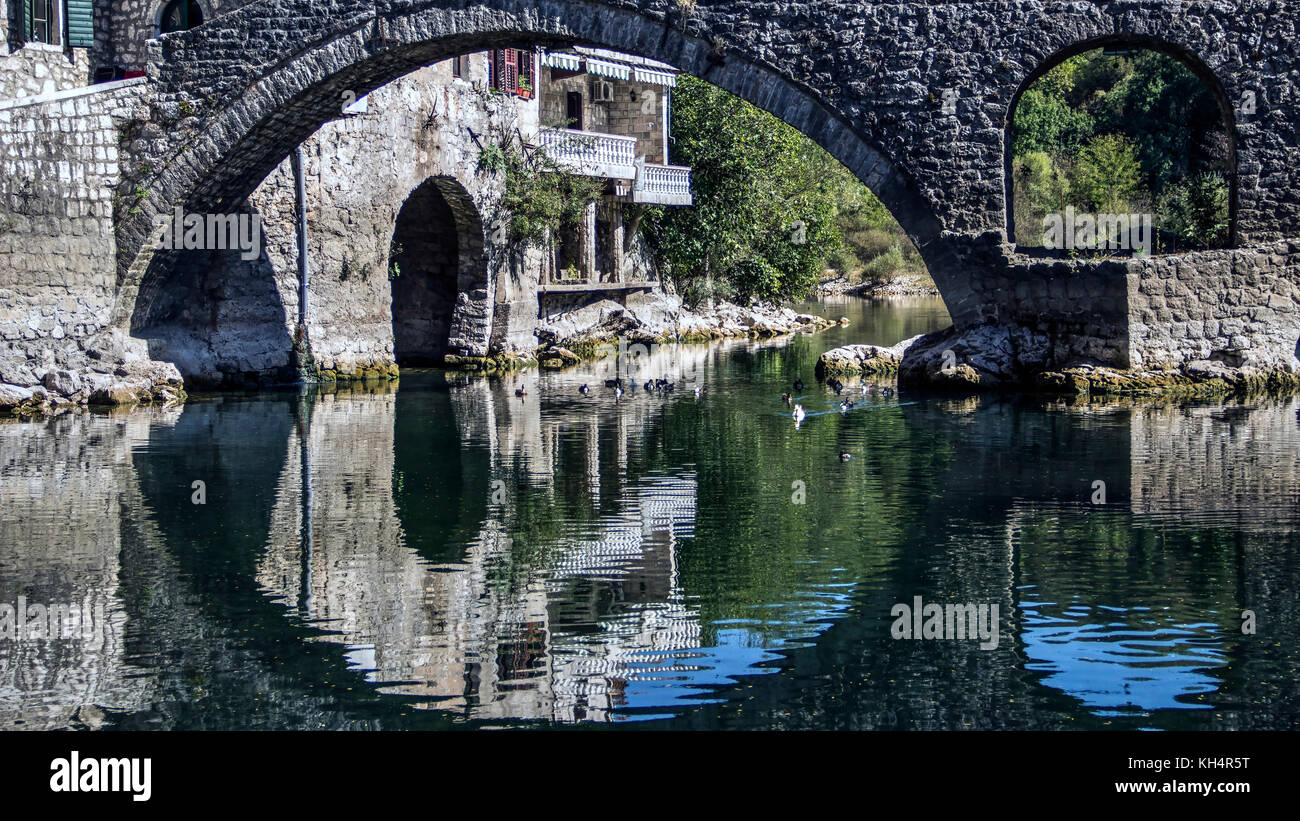 Montenegro - Die alten Triple bogenförmige Brücke in der Altstadt von Rijeka Crnojevica überspannt den Fluss eines gleichen Namen Stockfoto
