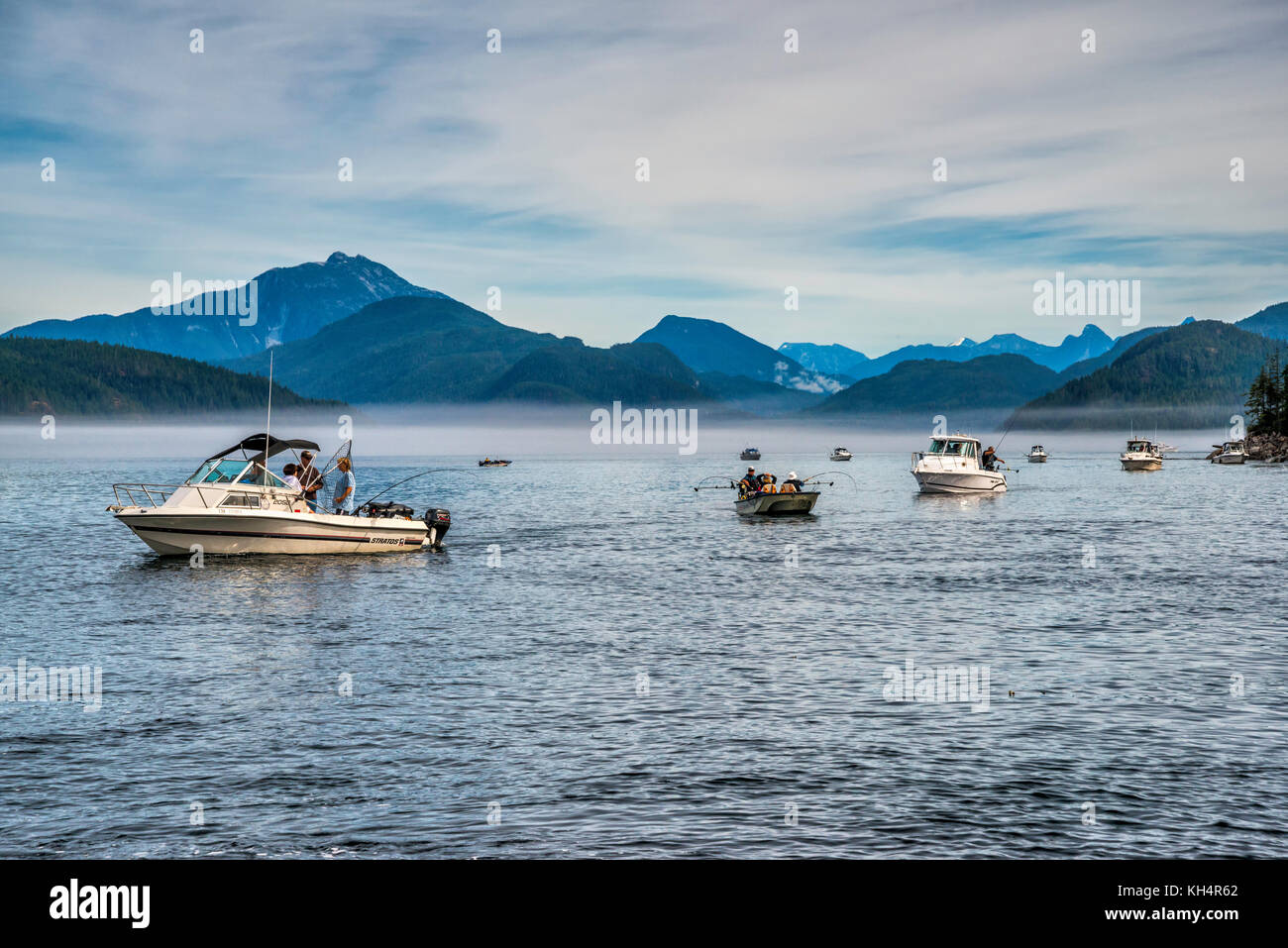 Angelboote/Fischerboote, nebligen Tag in der Johnstone Strait aus Vancouver Island, British Columbia, Kanada Stockfoto