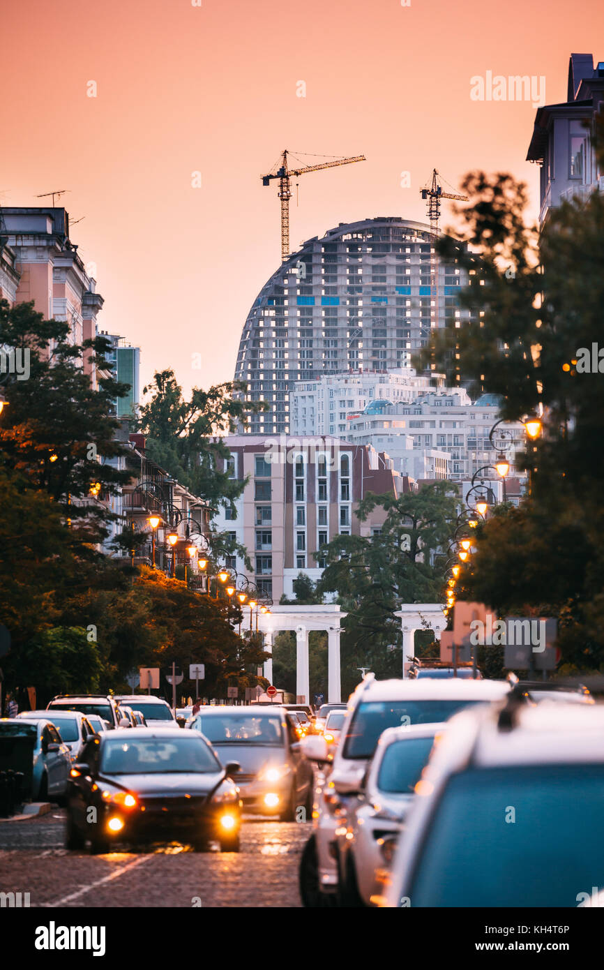 Batumi, Adscharien, Georgien. Bau und Entwicklung der modernen mehrstöckigen Wohnhäuser und Hotels am Sonnenuntergang Stockfoto
