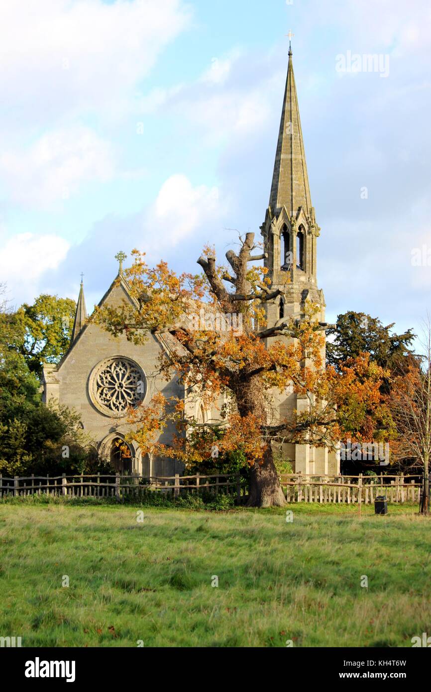 St. von Leonard Kirche; die Heimat der Lucy Familiengruft, in voller Herbst Farbe. Stockfoto