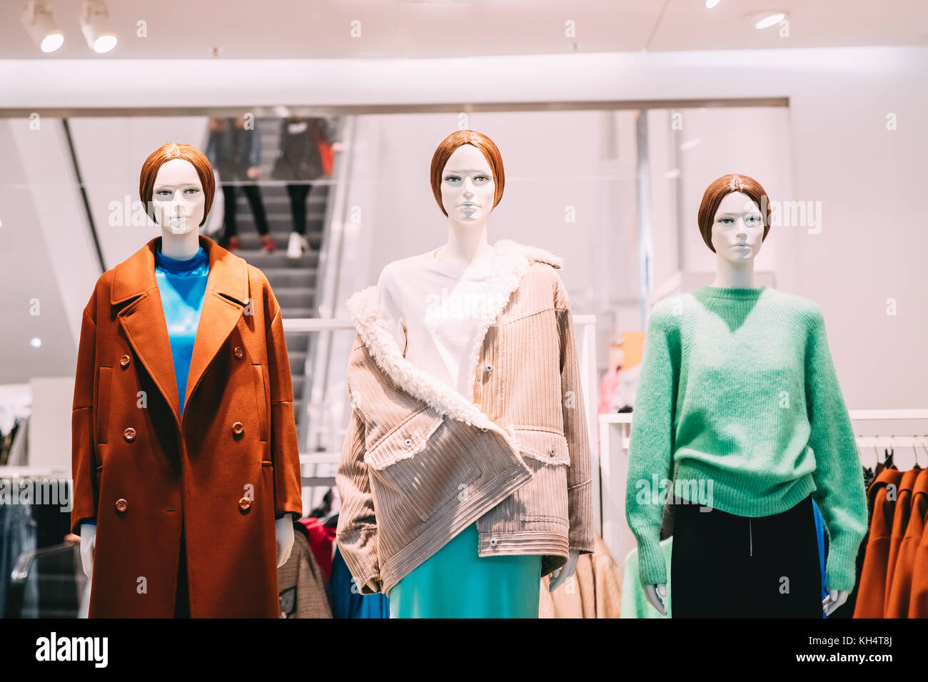 Schaufensterpuppen weiblich Frau gekleidet in Freizeitkleidung in Store im Einkaufszentrum. Stockfoto