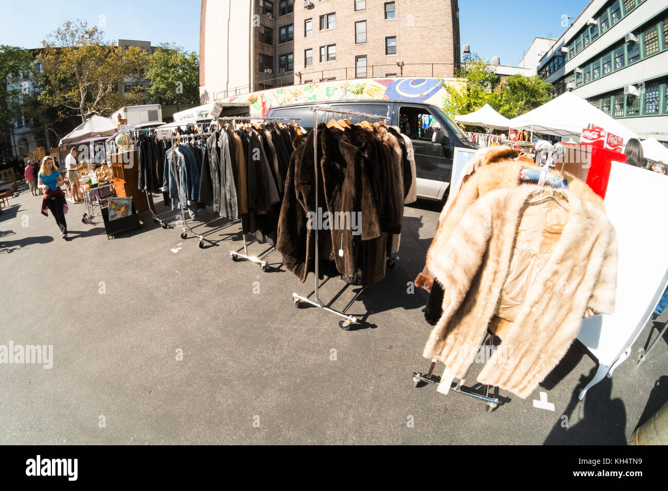 Tanne Mäntel für Verkauf am Großen Basar Flohmarkt an der Upper West Side,  New York City, Vereinigte Staaten von Amerika Stockfotografie - Alamy