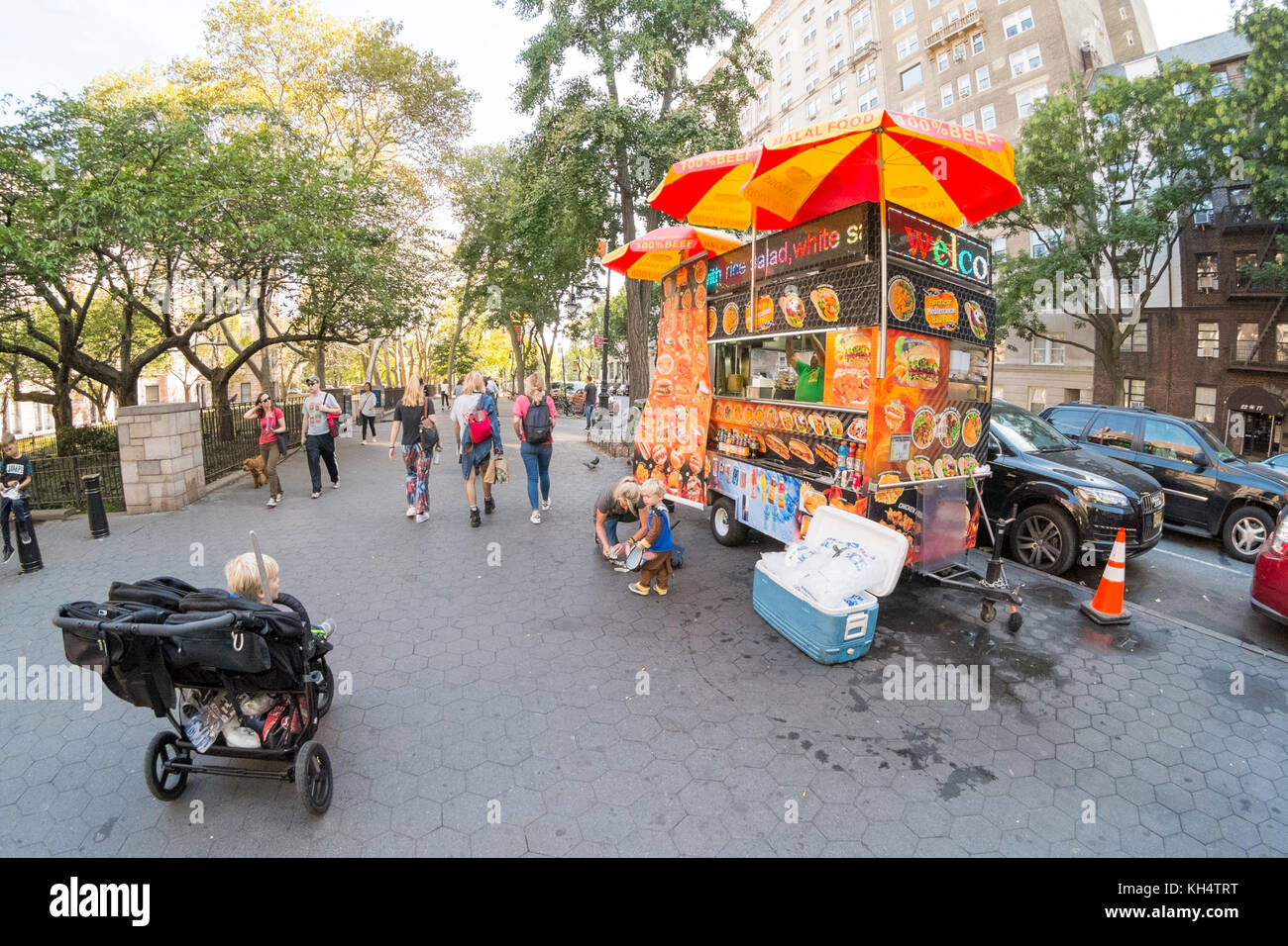 Hot Dog Essen Warenkorb außerhalb des Metropolitan Museum der Kunst, Fifth Avenue, New York City, Vereinigte Staaten von Amerika. Stockfoto