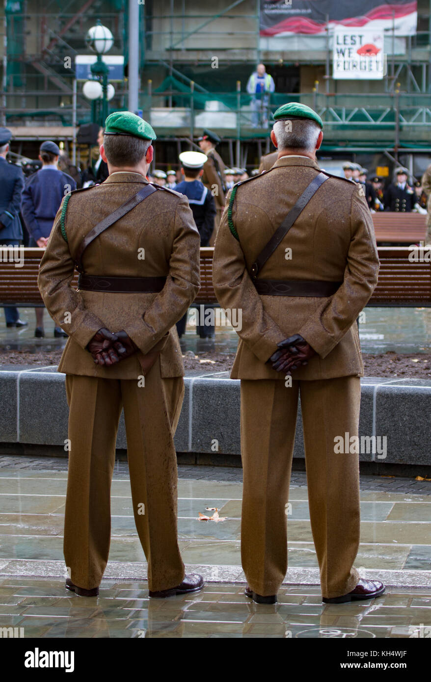 Zwei Soldaten in der Nähe von Cenotaph mit damit wir Poster im Hintergrund vergessen. Erinnerung Tag der Parade. Bristol 2017 Stockfoto