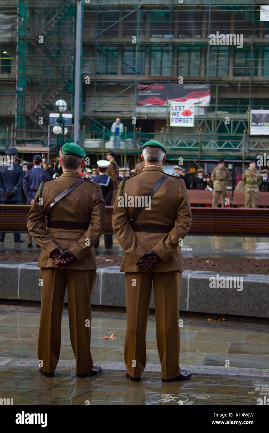 Zwei Soldaten in der Nähe von Cenotaph mit damit wir Poster im Hintergrund vergessen. Erinnerung Tag der Parade. Bristol 2017 Stockfoto