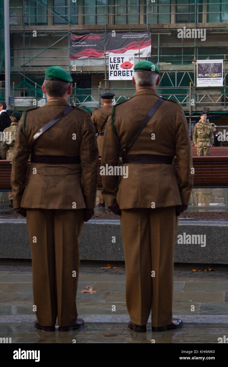 Zwei Soldaten in der Nähe von Cenotaph mit damit wir Poster im Hintergrund vergessen. Erinnerung Tag der Parade. Bristol 2017 Stockfoto