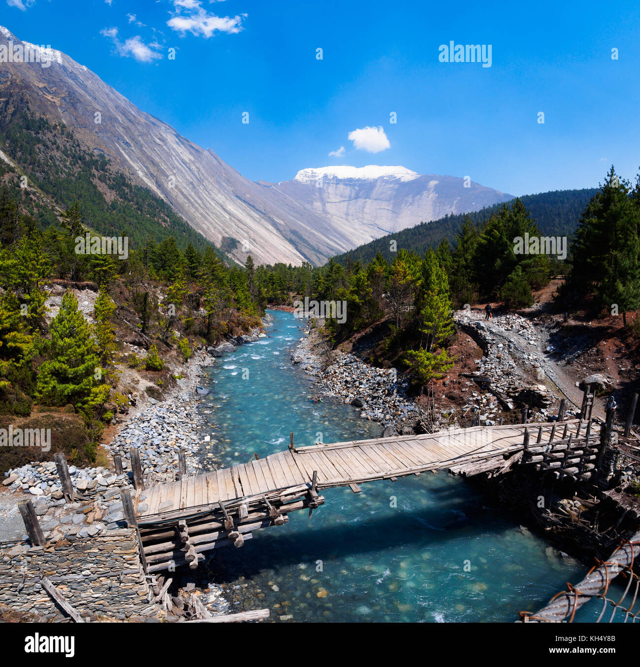 Die dramatischen Klippen von swarga dwar (Tor zum Himmel) und den marsyangdi Fluss von oben dhikur pokhari gesehen, Annapurna Circuit trek, Nepal Stockfoto