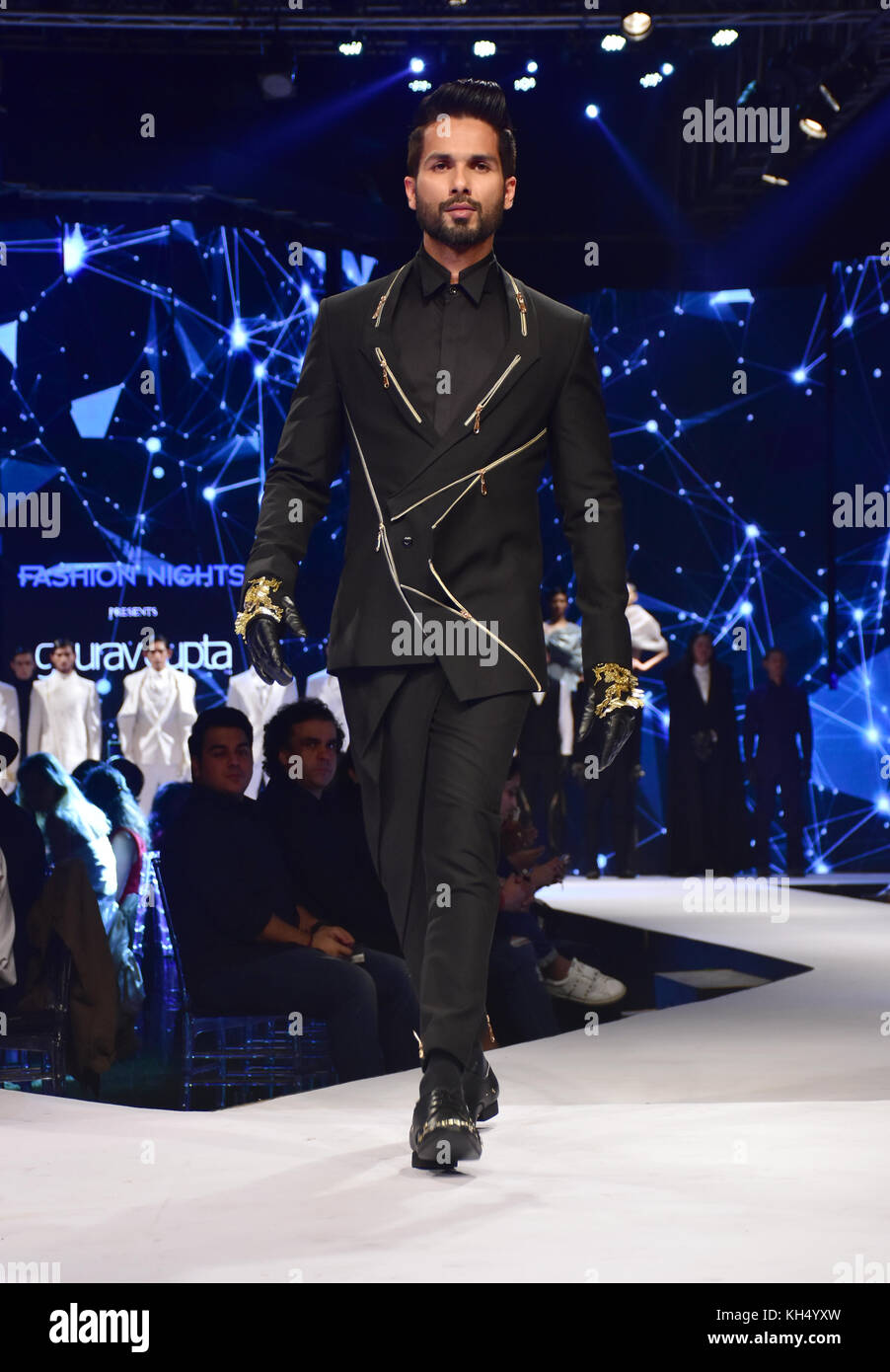 Mumbai, Indien. 12 Nov, 2017. indische Schauspieler Shahid Kapoor Spaziergänge die Rampe in vanheusen gq Mode nächte Fashion Show im Hotel Taj Lands endet in Mumbai. Credit: Azhar Khan/Pacific Press/alamy leben Nachrichten Stockfoto