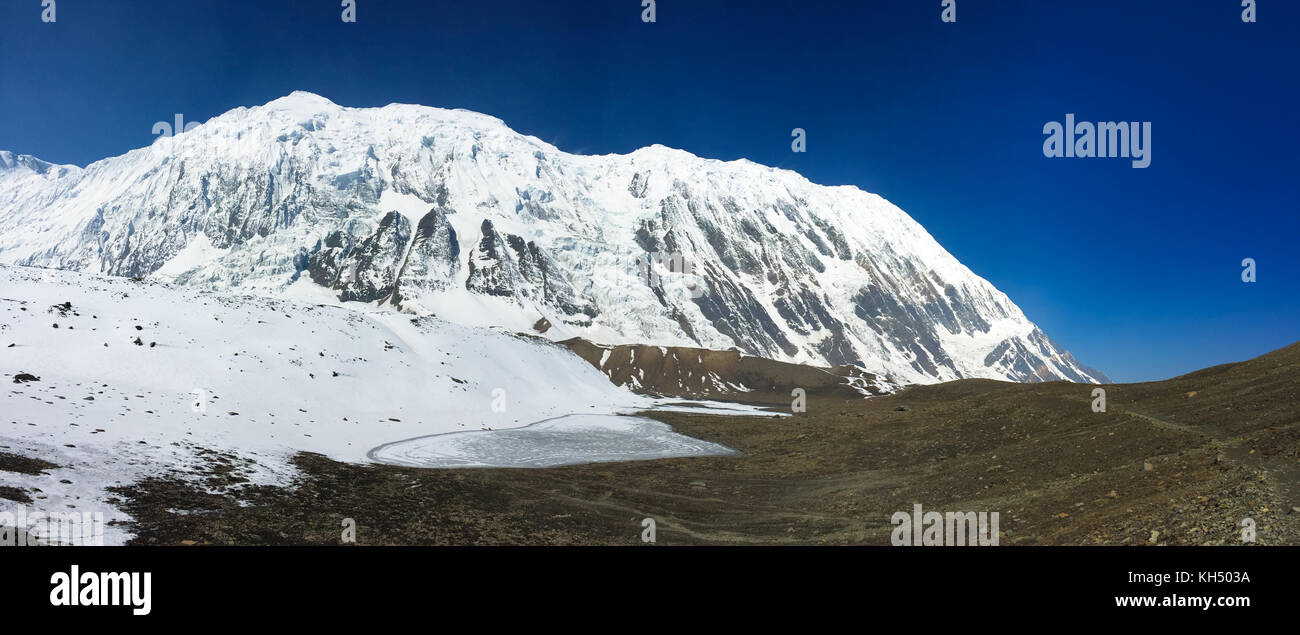 Kleinen herzförmigen Gletschersee in der Nähe von tilicho See, Annapurna Himalaya, Nepal Stockfoto