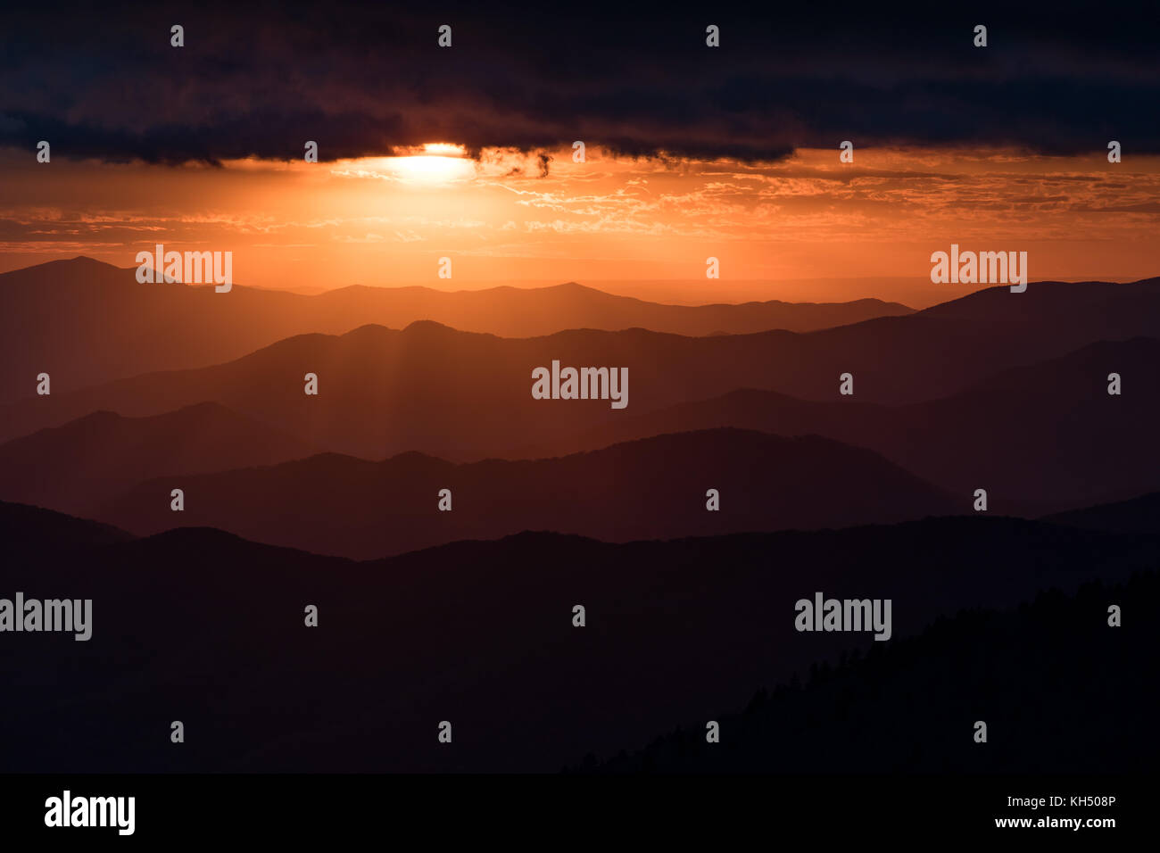 Clingmans Dome ist der höchste Punkt des Great Smoky Mountain National Park auf einer Höhe von 6643 Fuß. An einem klaren Tag ist es möglich, ungefähr 100 Meilen vom Gipfel zu sehen. Anzeige im Süden, ist es möglich, die tuckasegee Fluss in der Nähe der Stelle, an der Sie formen Fontana See zu machen. Die Straße zum clingmans Dome von 441 liegt 7 km Länge und ist zwischen Dezember und März geschlossen. Stockfoto