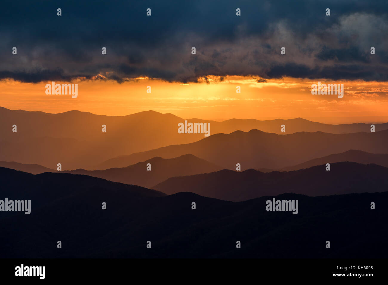 Clingmans Dome ist der höchste Punkt des Great Smoky Mountain National Park auf einer Höhe von 6643 Fuß. An einem klaren Tag ist es möglich, ungefähr 100 Meilen vom Gipfel zu sehen. Anzeige im Süden, ist es möglich, die tuckasegee Fluss in der Nähe der Stelle, an der Sie formen Fontana See zu machen. Die Straße zum clingmans Dome von 441 liegt 7 km Länge und ist zwischen Dezember und März geschlossen. Stockfoto