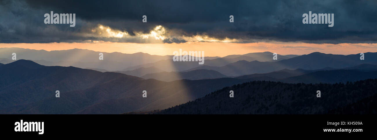 Clingmans Dome ist der höchste Punkt des Great Smoky Mountain National Park auf einer Höhe von 6643 Fuß. An einem klaren Tag ist es möglich, ungefähr 100 Meilen vom Gipfel zu sehen. Anzeige im Süden, ist es möglich, die tuckasegee Fluss in der Nähe der Stelle, an der Sie formen Fontana See zu machen. Die Straße zum clingmans Dome von 441 liegt 7 km Länge und ist zwischen Dezember und März geschlossen. Stockfoto