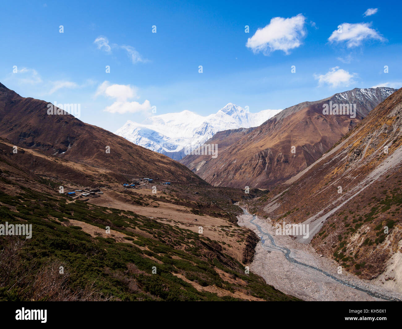 High River Tal bei ledar, mit gangapurna und Annapurna iii im Hintergrund, als von der berühmten Annapurna Circuit trekking Route in Nepal gesehen. Stockfoto