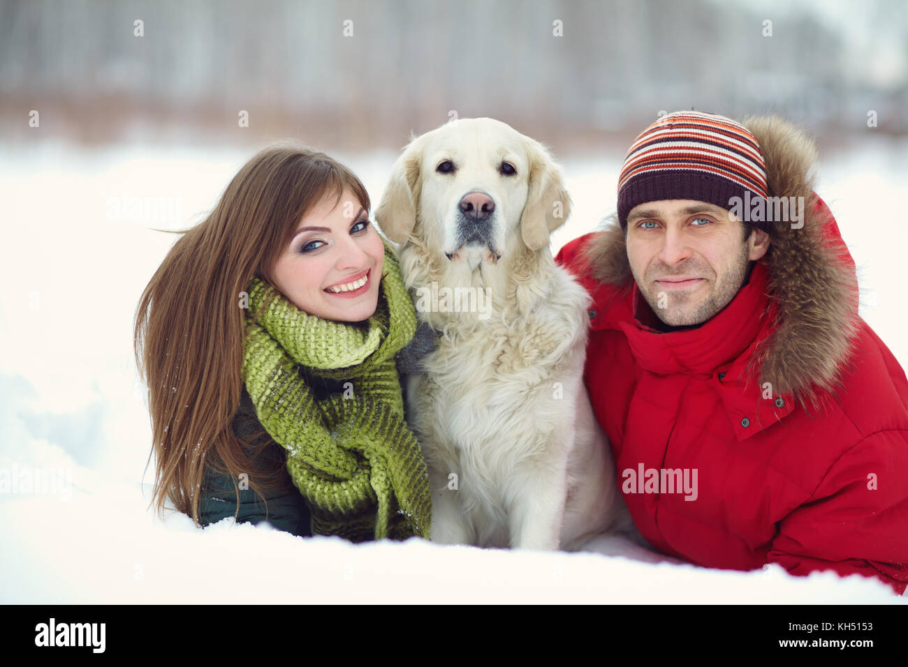 Paar mit einem Hund im Winter Stockfoto