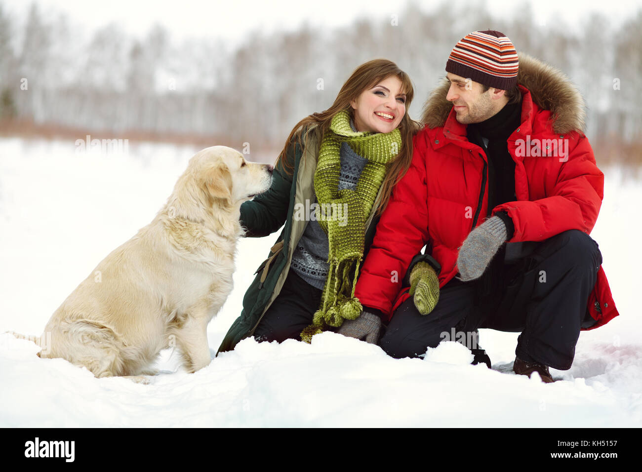 Paar mit einem Hund im Winter Stockfoto