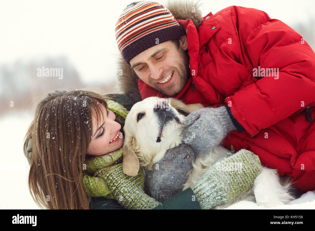 Paar mit einem Hund im Winter Stockfoto