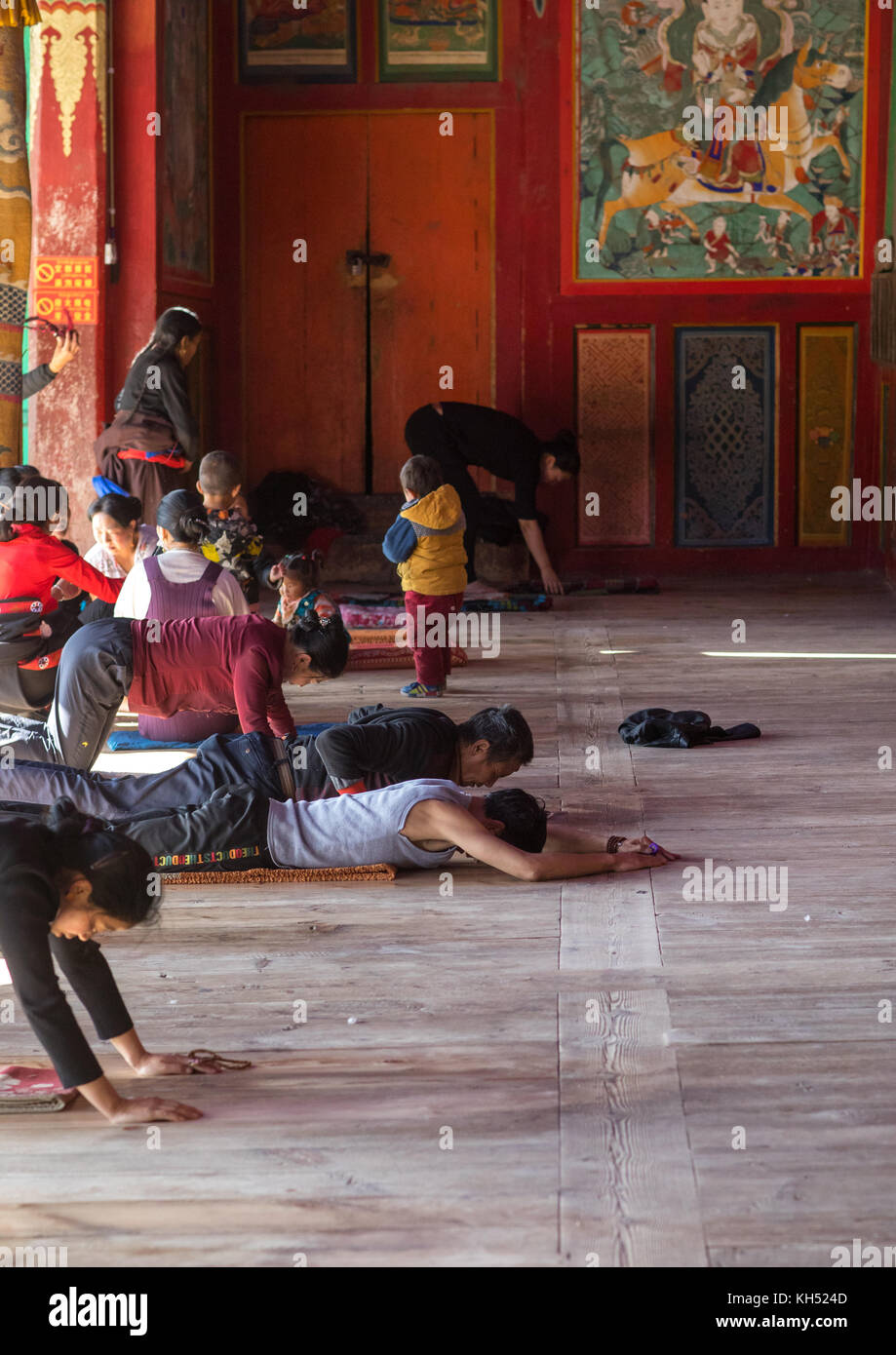 Tibetischen Pilgern beten und Niederwerfungen im Kloster Rongwo, Tongren County, Longwu, China Stockfoto