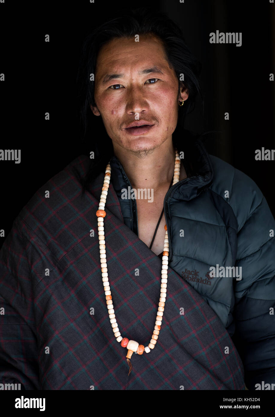 Porträt eines tibetischen Nomaden Mann mit einer Halskette, Provinz Qinghai, Tsekhog, China Stockfoto
