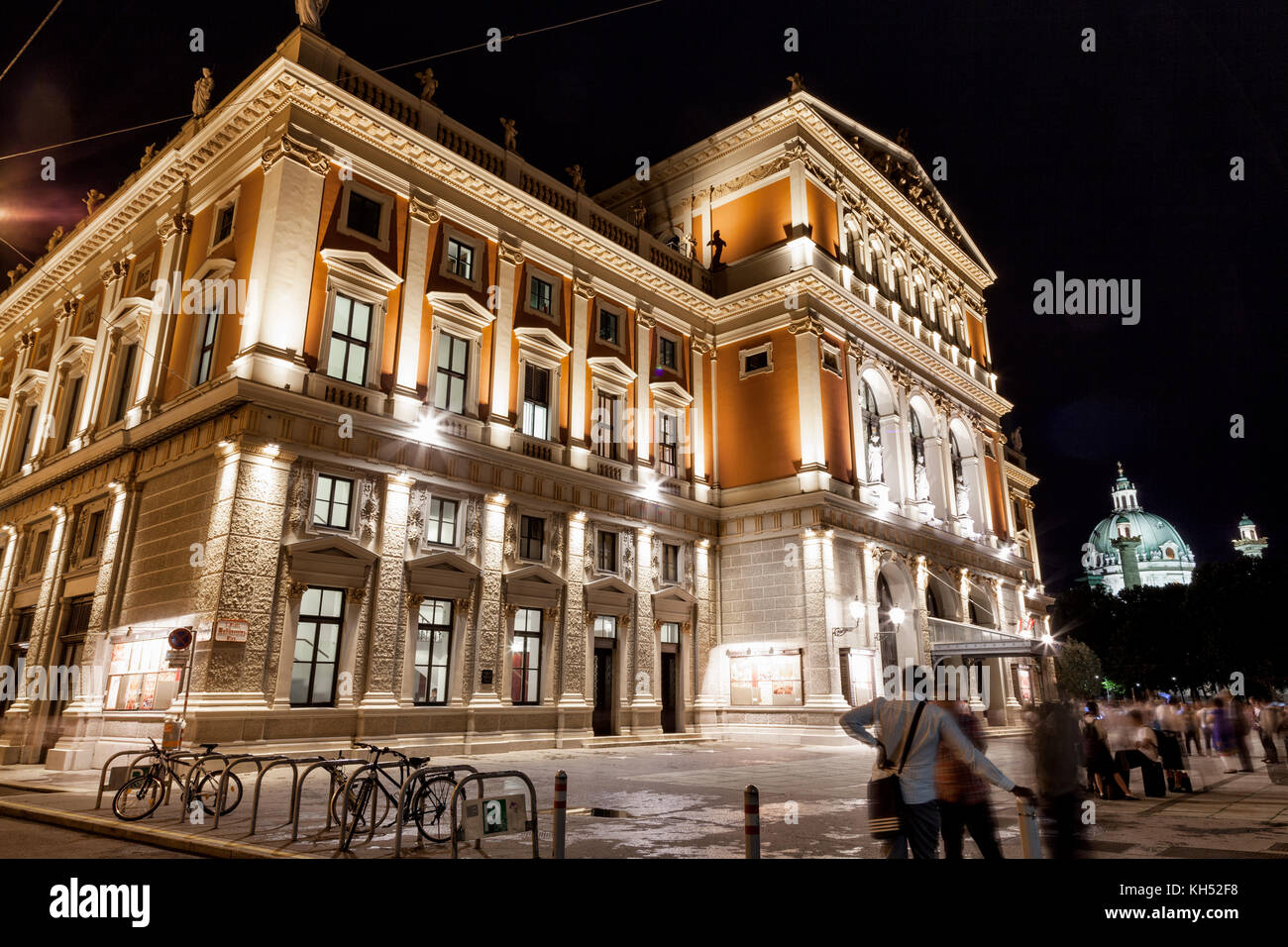 Wiener Staatsoper bei Nacht Stockfoto