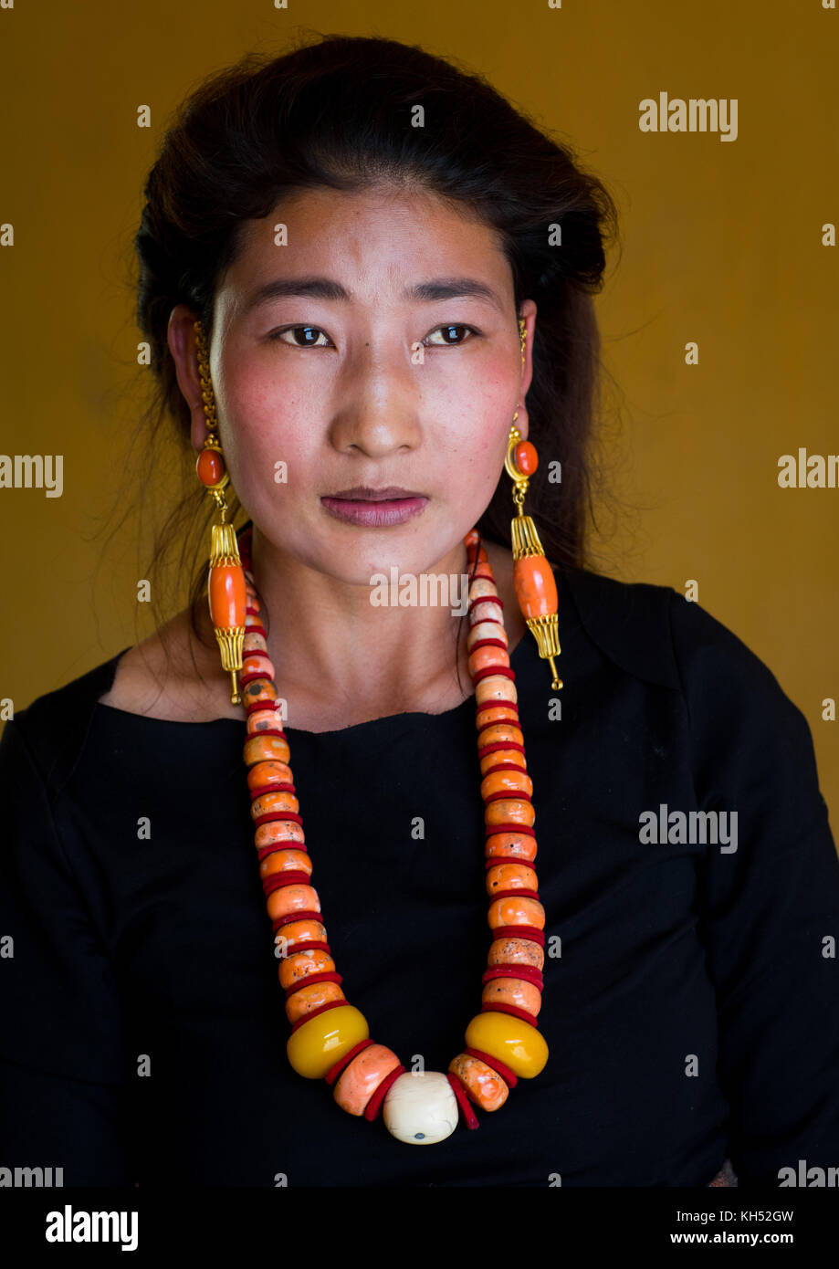 Porträt einer tibetischen Frau mit einem riesigen Halskette, Provinz Qinghai, Tsekhog, China Stockfoto