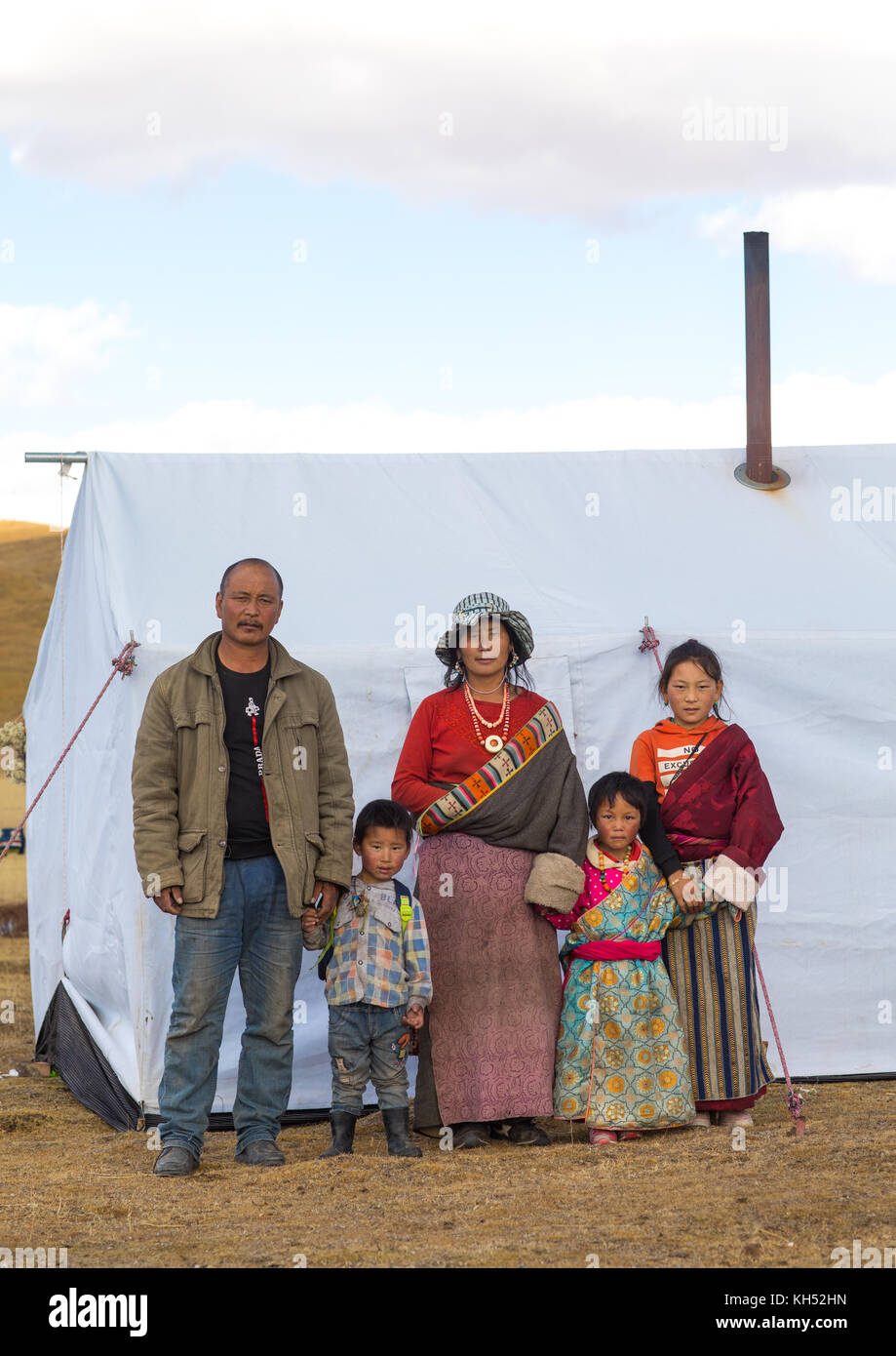 Porträt eines tibetischen Nomaden Familie leben in einem Zelt im Grasland, Provinz Qinghai, Tsekhog, China Stockfoto