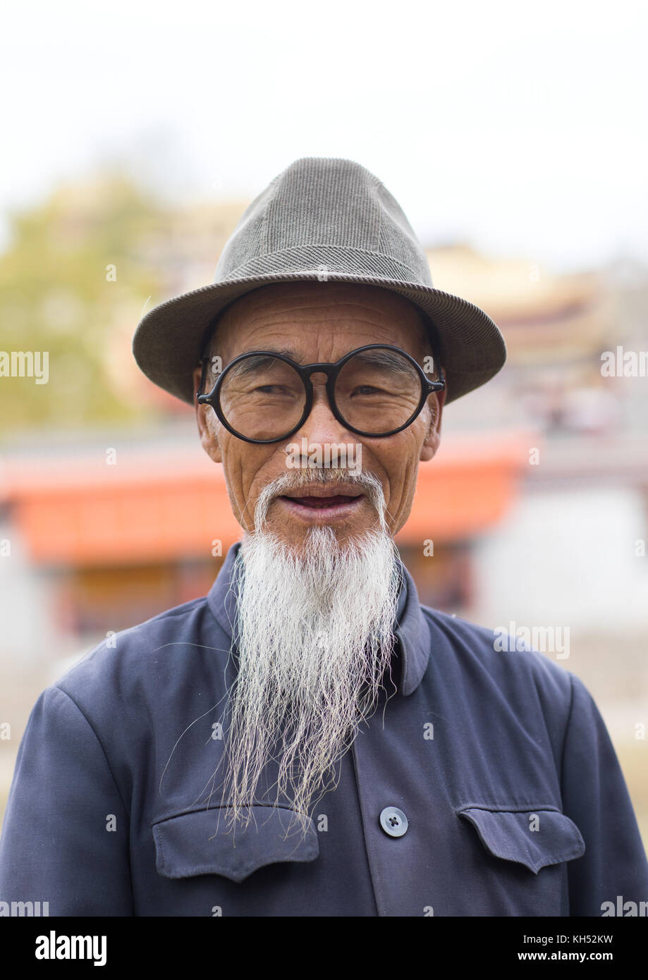 Porträt eines alten chinesischen Mann mit einem langen weißen Bart in Hezuo Kloster, Provinz Gansu, Hezuo, China Stockfoto