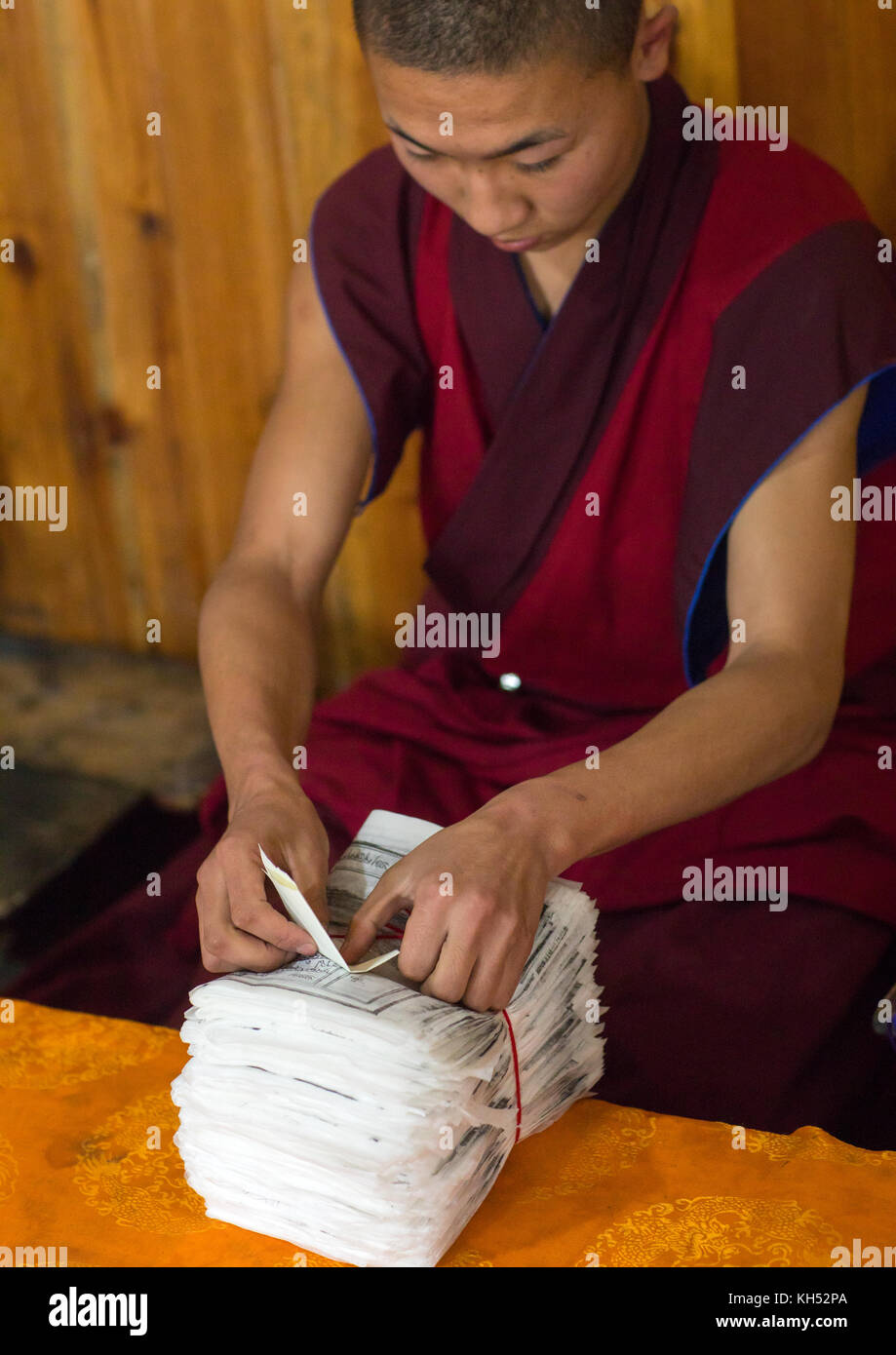 Tibetische Schrift von hölzernen Blöcken gedruckt und im Kloster den traditionellen Druck Tempel verpackt, Provinz Gansu, Labrang, China Stockfoto