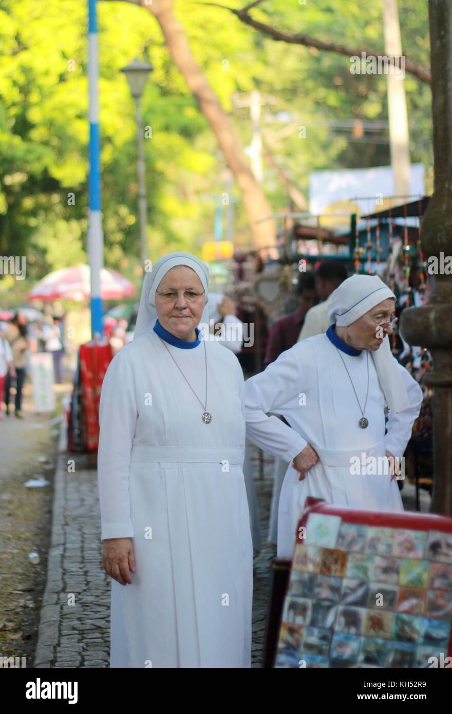 Nonnen zu Fuß durch die Straßen von Fort Kochi. Stockfoto