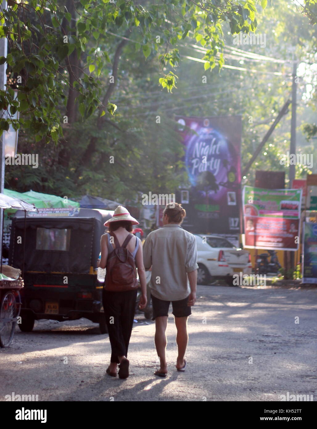 Ein ausländisches Paar zu Fuß durch die Straßen von Fort Kochi Indien Kerala. Stockfoto