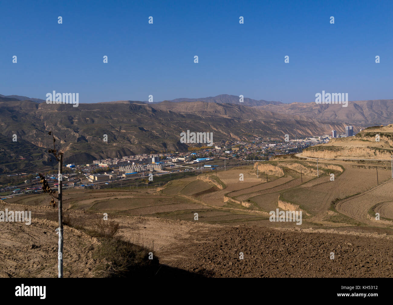 Anzeigen von rebkong Stadt im Tal vom Berg, Tongren County, Rebkong, China Stockfoto