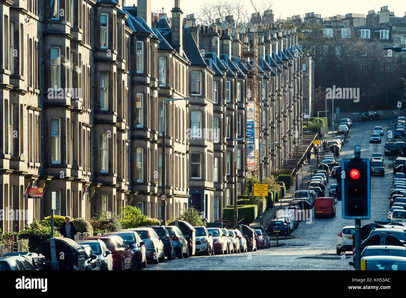 Blick auf die Reihe der Reihenhäuser (Mietshäuser) aus Sandstein an Der Comely Bank Avenue in Edinburgh, Schottland, Großbritannien Stockfoto