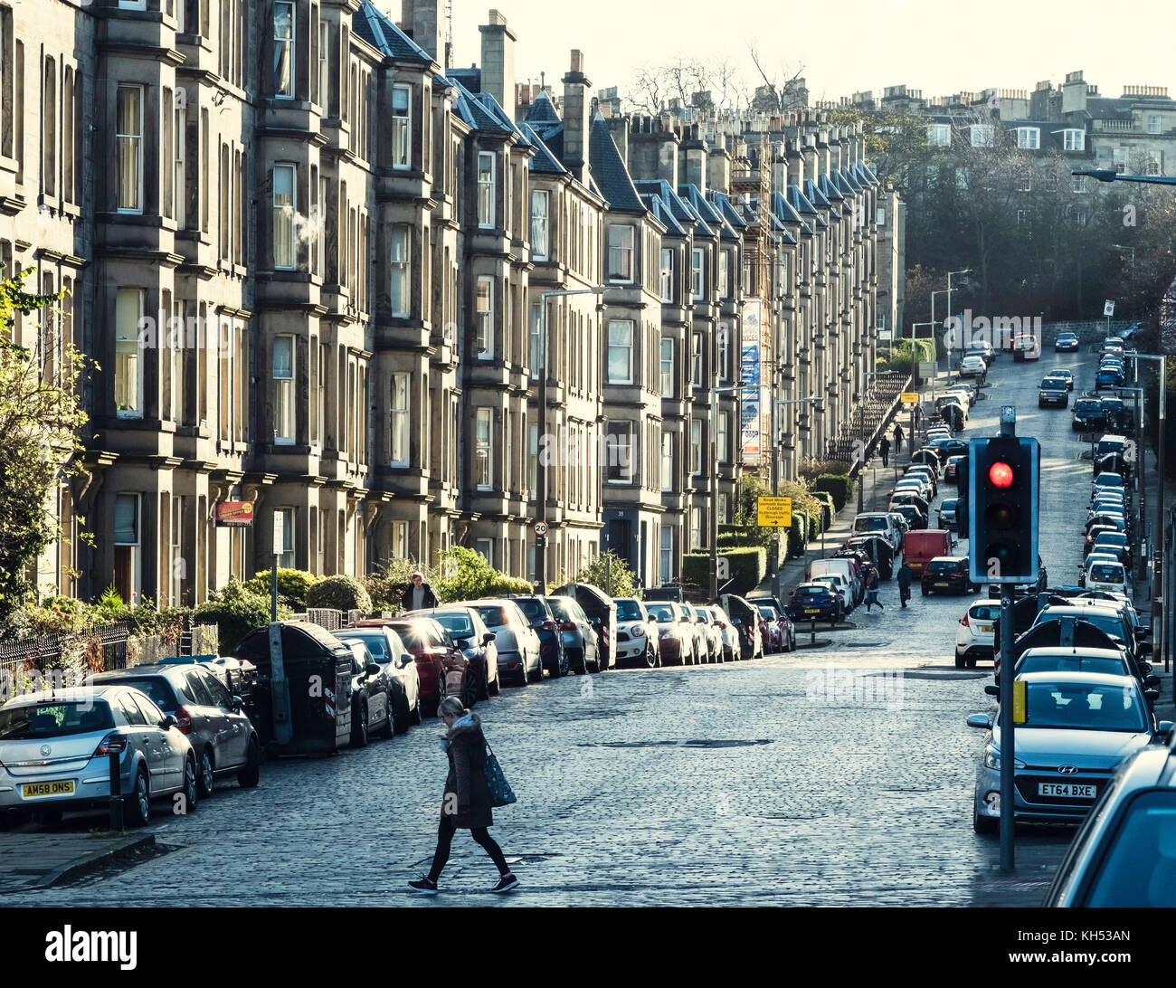 Blick auf die Zeile aus Sandstein terrassierten Wohnungen (Mietwohnungen) auf comely Bank Avenue in Edinburgh, Schottland, Vereinigtes Königreich Stockfoto