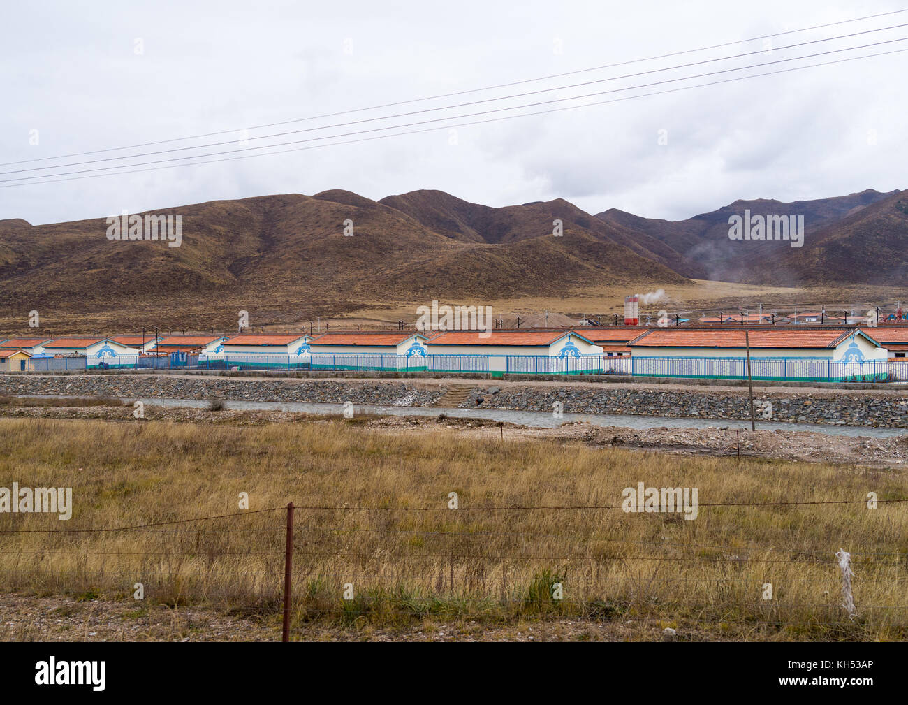 Häuser bauen für tibetische Nomaden, die aus dem Land gezwungen werden, in städtischen Siedlungen, Provinz Qinghai, Sogzong, China Stockfoto