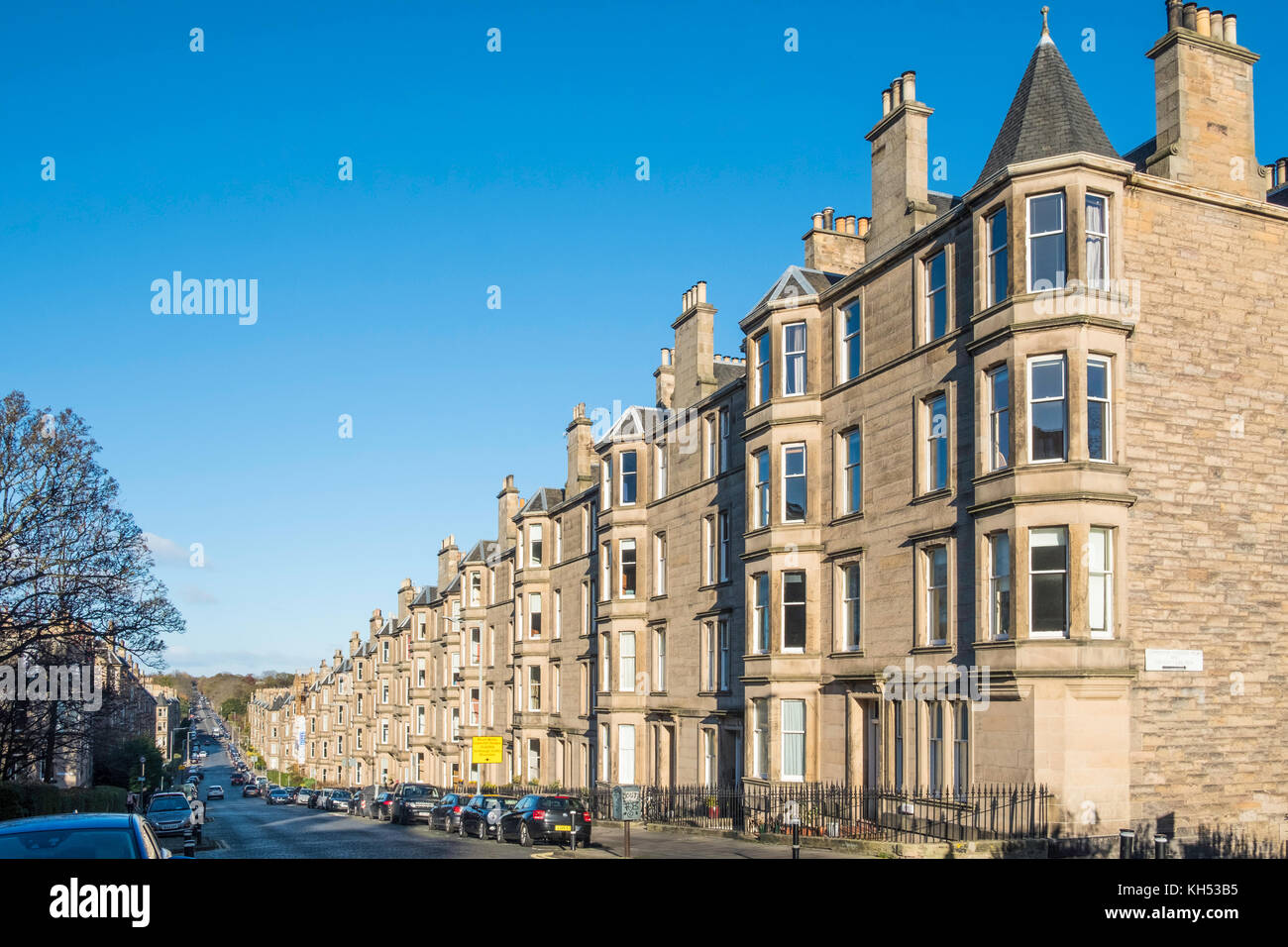 Blick auf die Zeile aus Sandstein terrassierten Wohnungen (Mietwohnungen) auf comely Bank Avenue in Edinburgh, Schottland, Vereinigtes Königreich Stockfoto