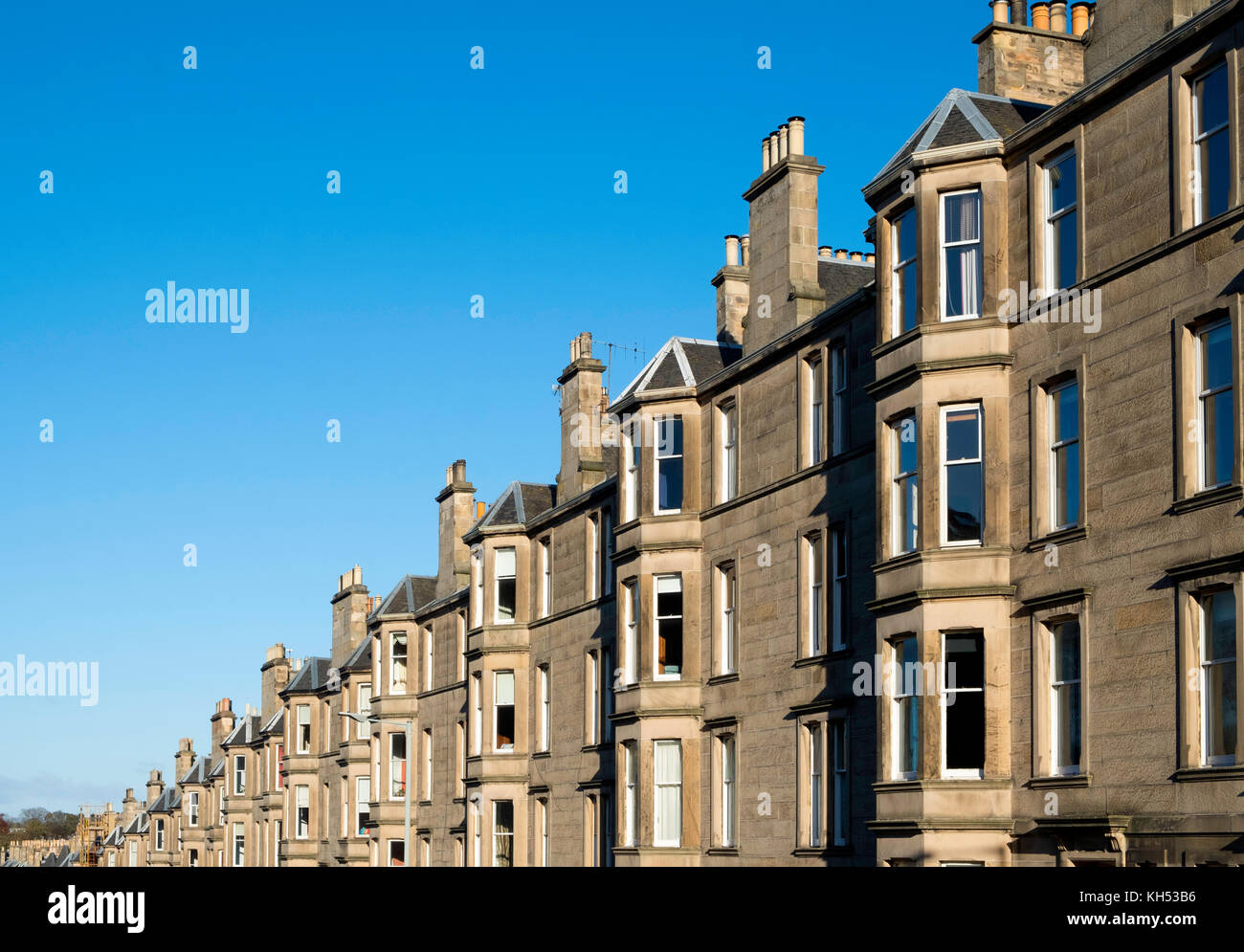 Detail einer Zeile aus Sandstein terrassierten Wohnungen (Mietwohnungen) auf comely Bank Avenue in Edinburgh, Schottland, Vereinigtes Königreich Stockfoto