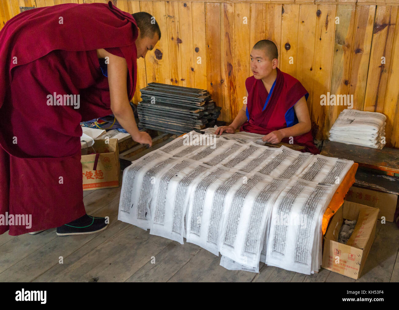 Tibetische Schrift aus Holzblöcken im Kloster den traditionellen Druck Tempel gedruckt, Provinz Gansu, Labrang, China Stockfoto