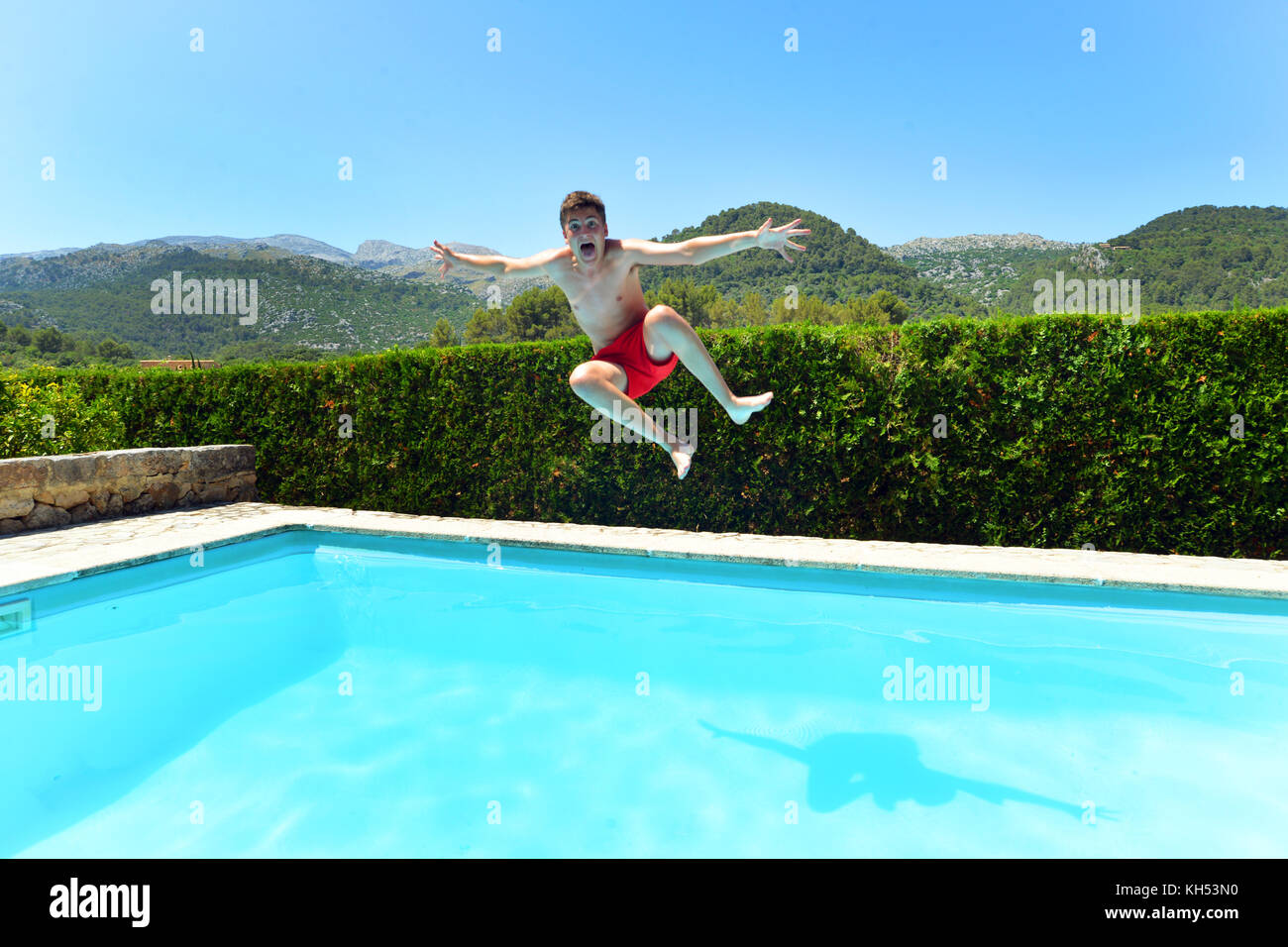 Teenager springen in einer privaten Villa Pool Stockfoto