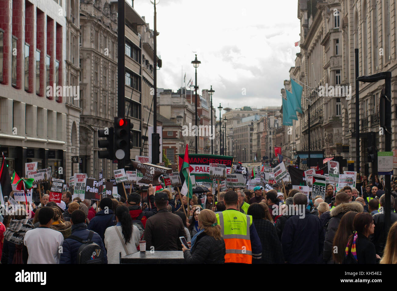 Demonstranten, die für die palästinensischen Rechte Piccadilly hinab auf die Hundertjahrfeier der Balfour Deklaration, London Stockfoto