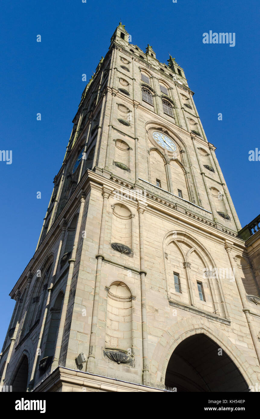 Normannischer Turm der Stiftskirche St. Maria in der historischen Warwickshire Stadt Warwick, Großbritannien Stockfoto