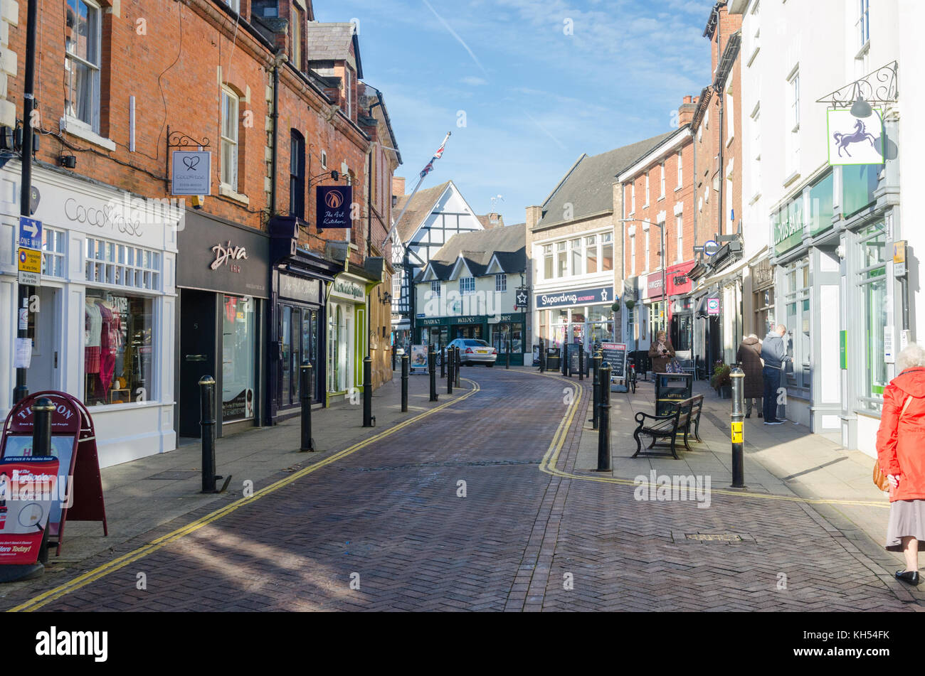 Geschäfte und Cafés im Swan Street, Warwick, Großbritannien Stockfoto