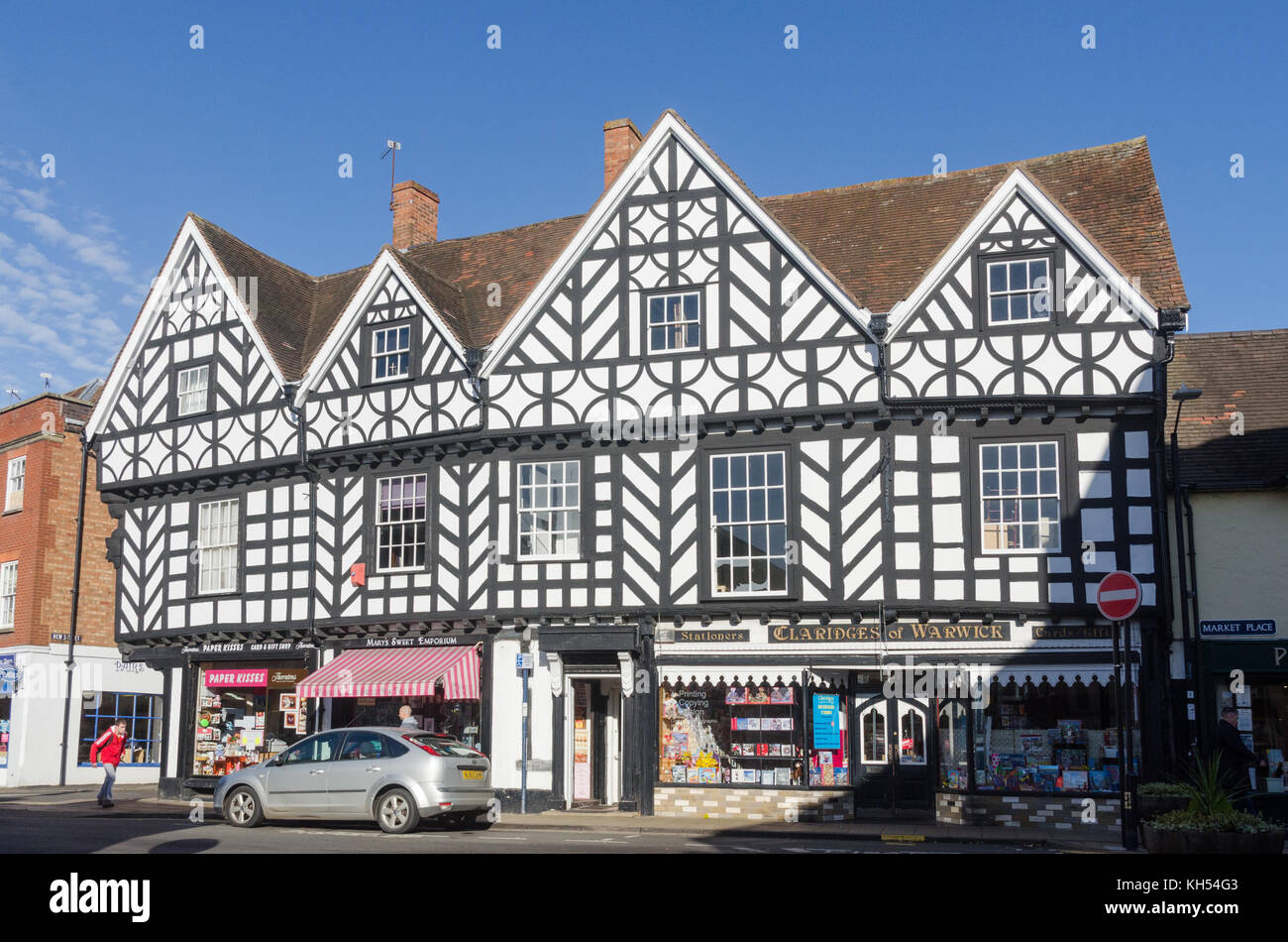Reihe von Geschäften in Schwarz und Weiß Fachwerkhaus in Market place, Warwick, Großbritannien Stockfoto