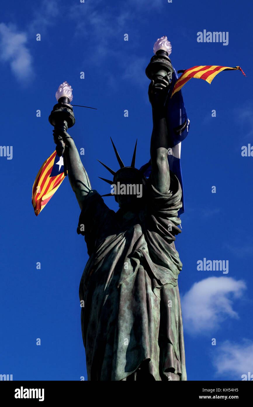 Freiheit, ein Dalí-inspirierte Bronze der Lady Liberty hält zwei Fackeln, Cadaques, Spanien. Stockfoto