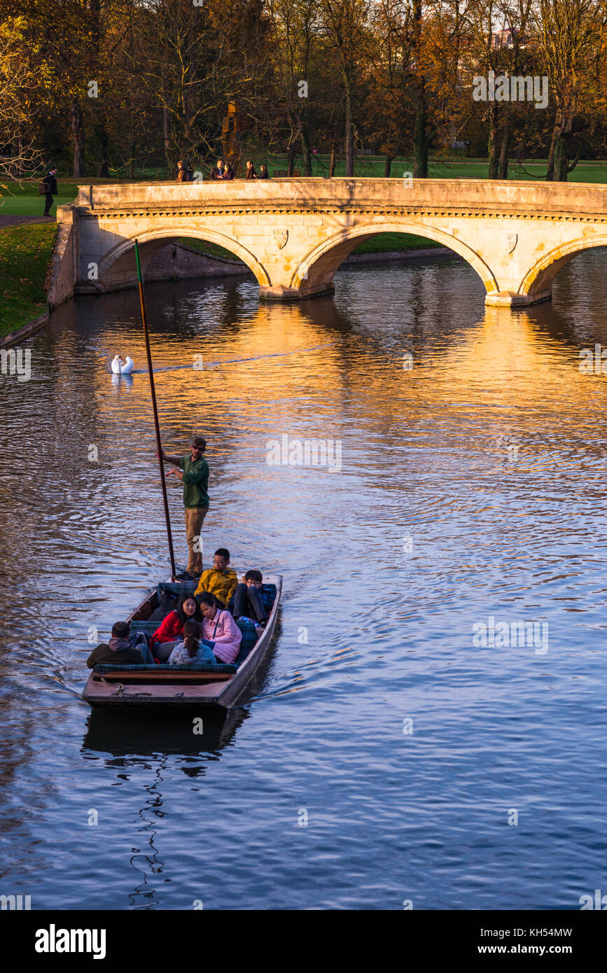 Punting auf dem Fluss Cam, Cambridge, England. Stockfoto