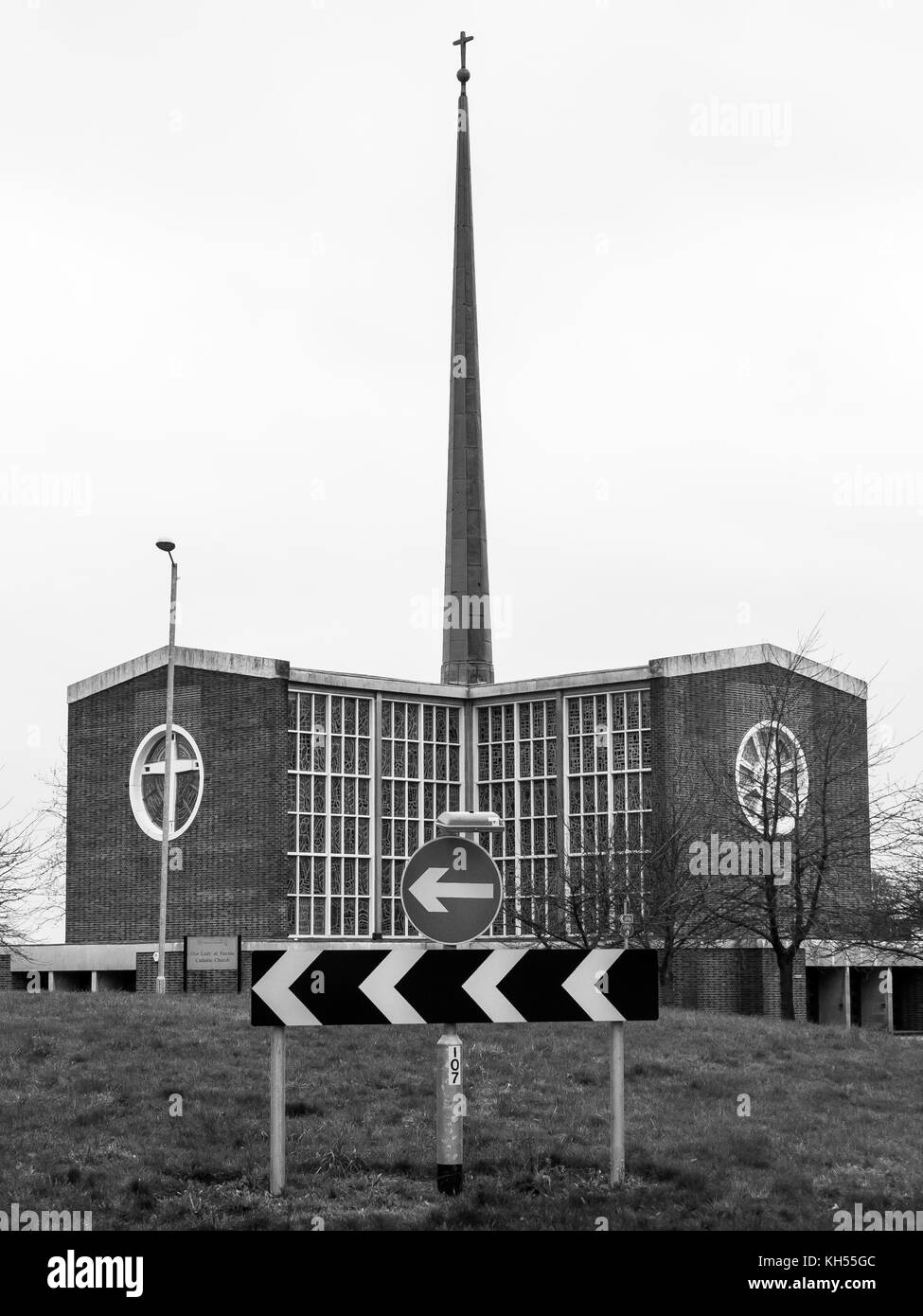 Schwarz und weiß der Kirche unserer Dame Fatima mit dünnen Turm auf Kreisverkehr, Harlow, Essex im Jahr 2012 genommen Stockfoto