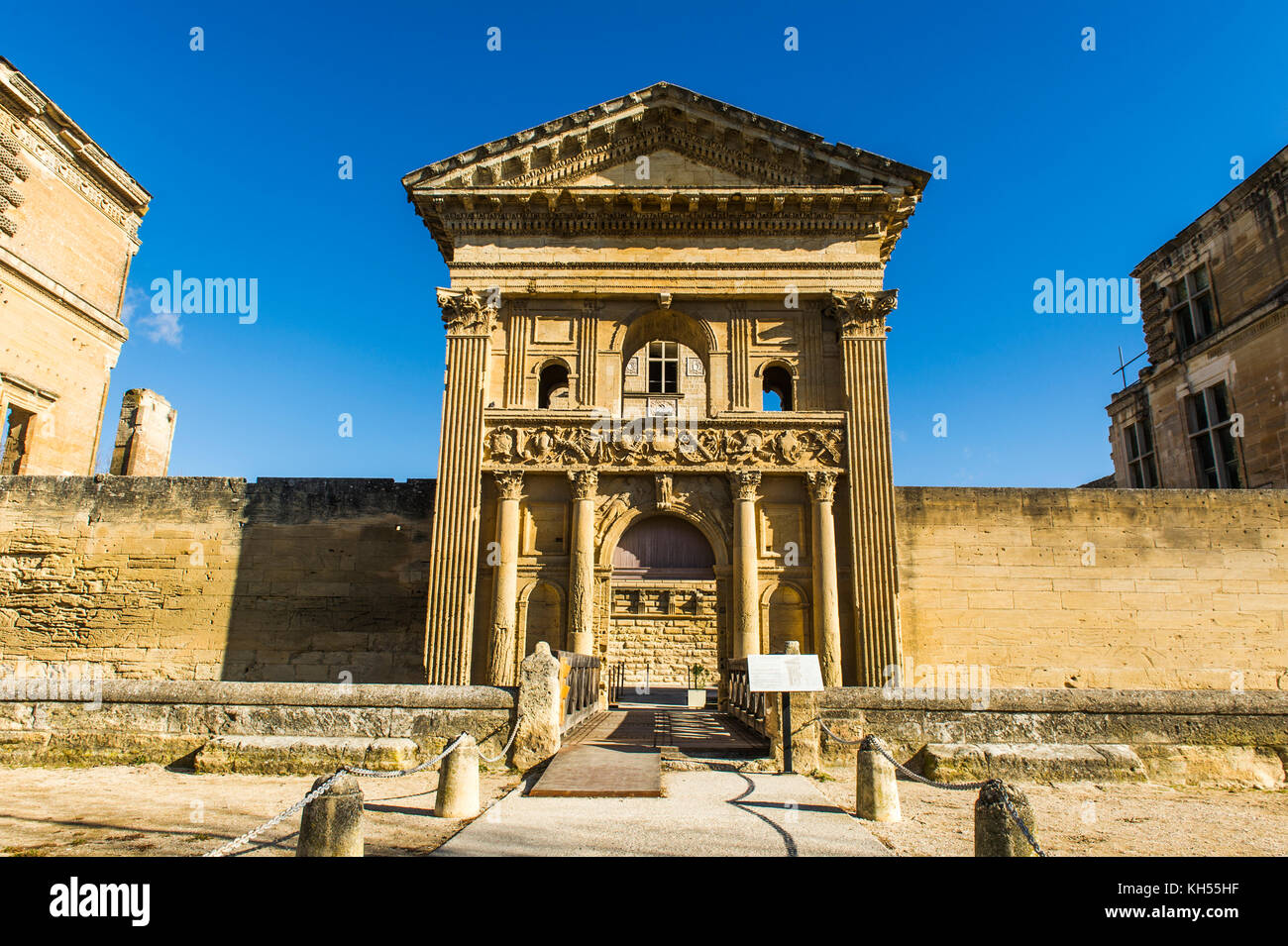 Europa, Frankreich, Vaucluse, Luberon, La Tour-d'Aigues. Die Fassade des Schlosses. Stockfoto